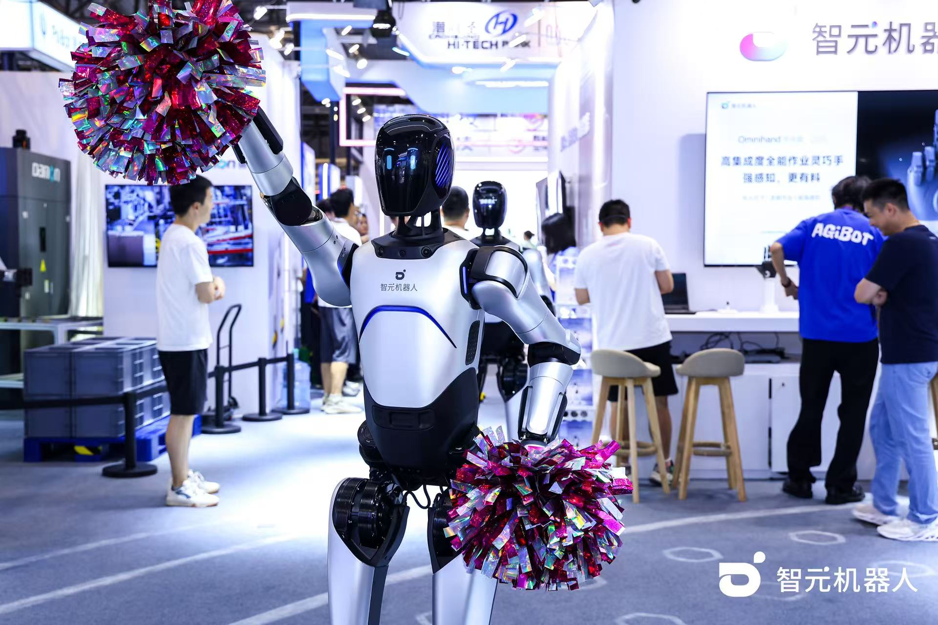 银河集团(galaxy)机器人 WAIC 首日展台火爆，机器人家族集体打工忙不停
